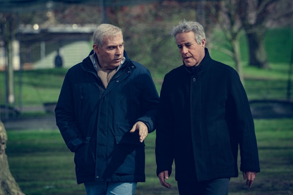 Gillian Anderson e Rufus Sewell si sfidano a colpi di bravura in Scoop, film sullo scandalo Epstein con il Principe Andrea