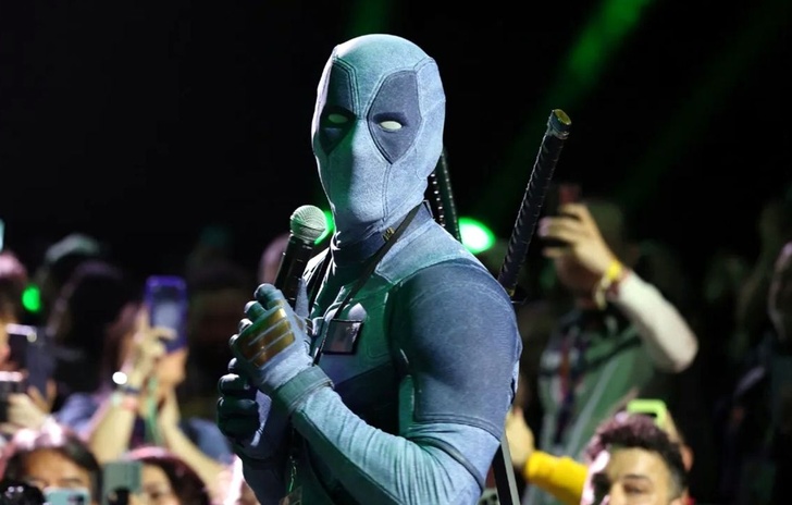 Deadpool invade il panel Marvel con un costume inedito