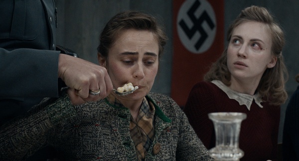 Le assaggiatrici è un film solido e austero come la storia (vera) che racconta: la recensione