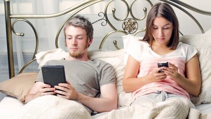 Giocare troppo tempo sdraiati a letto con lo smartphone puo portare a gravi conseguenze