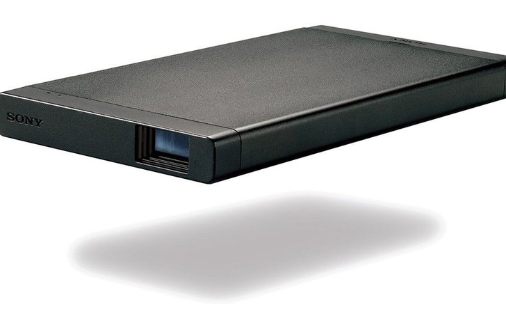 Sony presenta un miniproiettore per PS4