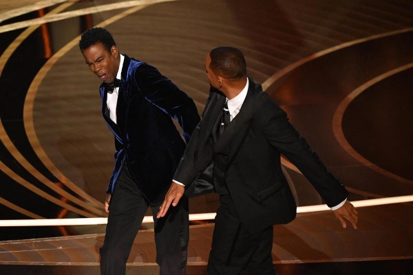 Will Smith colpisce Chris Rock durante la cerimonia degli Oscar!
