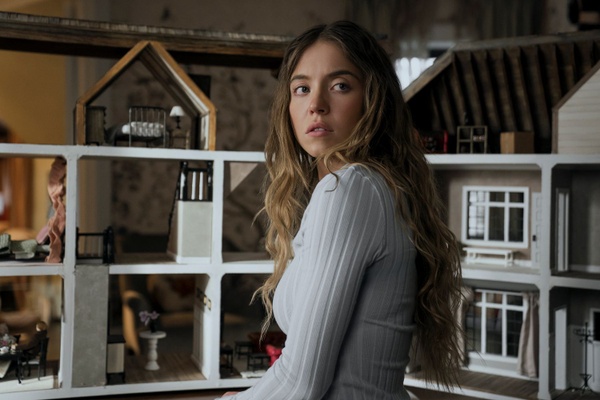 Nel thriller Una di famiglia le &ldquo;gemelle&rdquo; Sydney Sweeney e Amanda Seyfried sono bionde, folli e fedelissime alla causa camp 