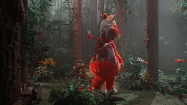 Buddy: horror satirico al cinema tra sangue e nostalgia