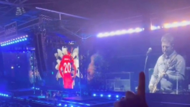 Oasis omaggio a Diogo Jota durante la reunion emozione e applausi a Cardiff