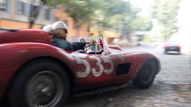 Ferrari recensione niente rombo uno sbiadito rosso Ferrari
