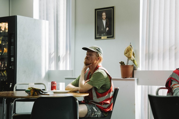 Bugonia, recensione: tra i cospirazionisti Yorgos Lanthimos ritrova l’antica cattiveria