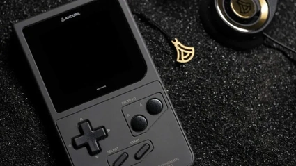 Un Game Boy fatto col metallo dei droni