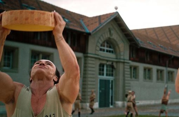 Mad Heidi: la recensione del film trash di Prime Video ambientato in una Svizzera distopica