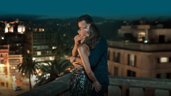 Fall for me: un patinato e gratuito erotismo sotto il sole di Maiorca