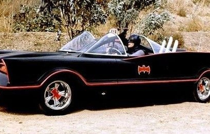 Compare la BatMobile sul set di Batman V Superman