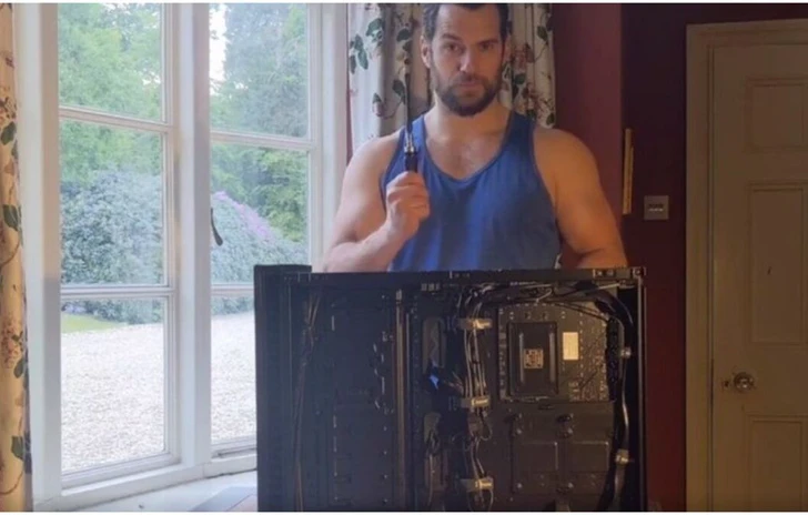 Henry Cavill assembla il suo PC da gaming