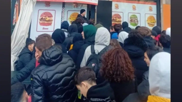 Cicciogamer89 promette cibo gratis, ma l'hamburger non arriva e la folla non ci sta