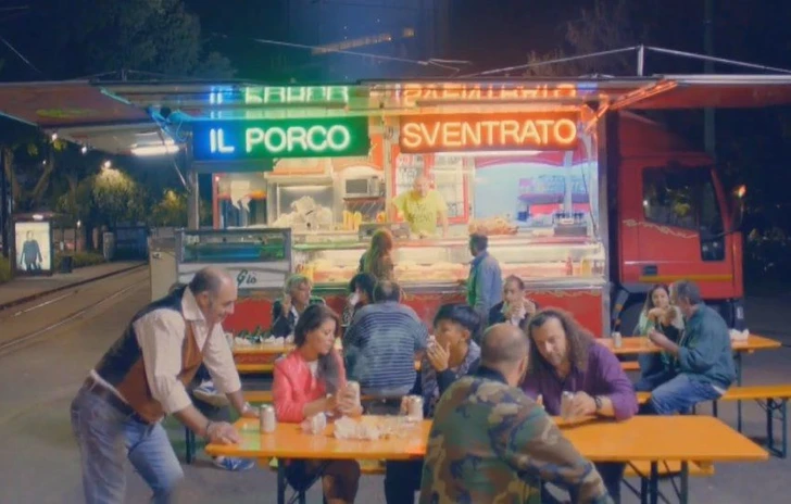 Clip del porco si butta via