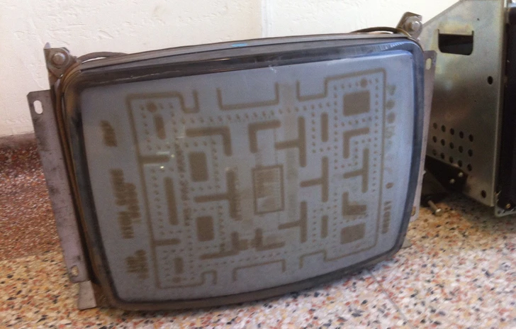 Uno schermo bruciato da PacMan diventa arte