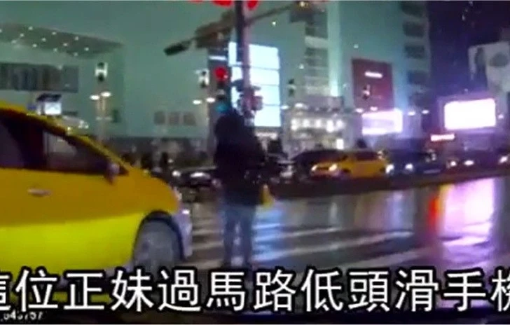 Pedone con SmartPhone A Taipei rischi la multa