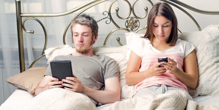 Giocare troppo tempo sdraiati a letto con lo smartphone può portare a gravi conseguenze