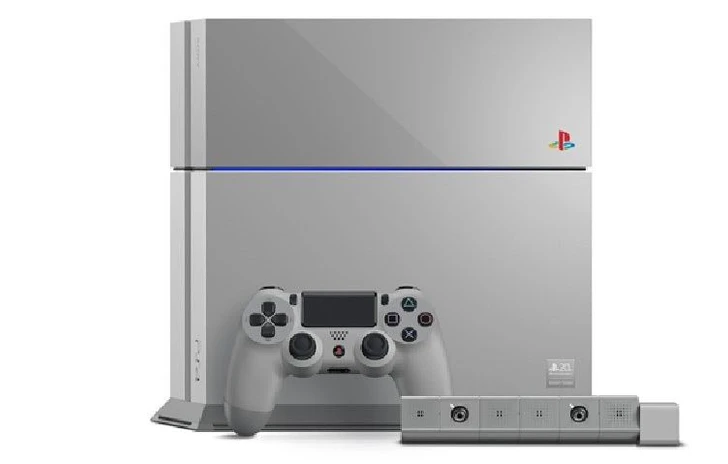 Sony mette allasta la PS4 del venennale n1