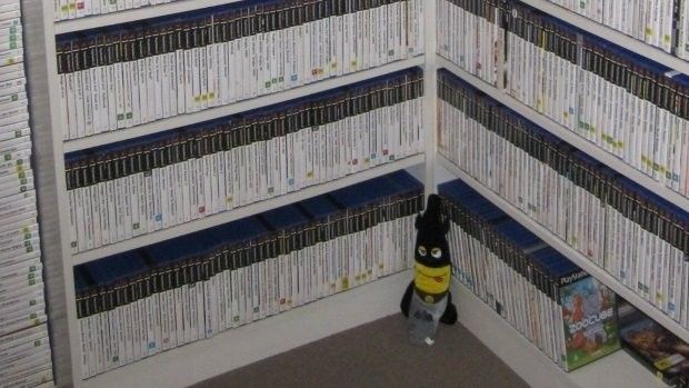 Un uomo sta cercando di raccogliere tutti i giochi PS2 del territorio PAL