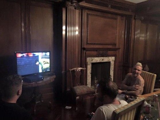 Prima dei concerti Robbie Williams gioca con la hum Playstation
