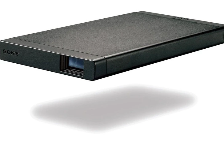 Sony presenta un miniproiettore per PS4