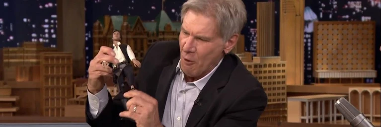 Harrison Ford usa una sua action figure per riprodurre lincidente sul set di Star Wars Il Risveglio della Forza