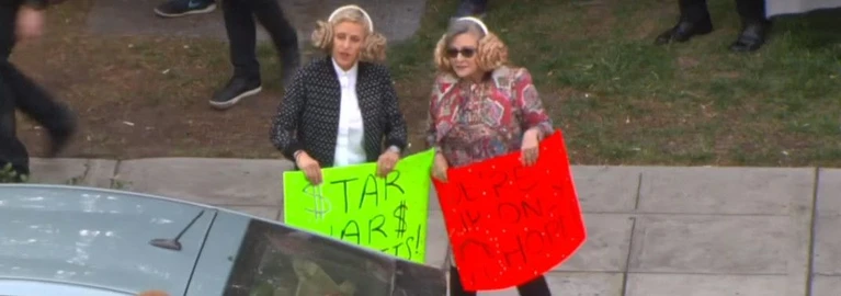 Ellen e Carrie Fisher vendono biglietti di Star Wars per le strade di Los Angeles