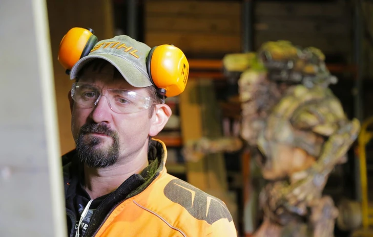 Una scultura di DOOM realizzata con la motosega