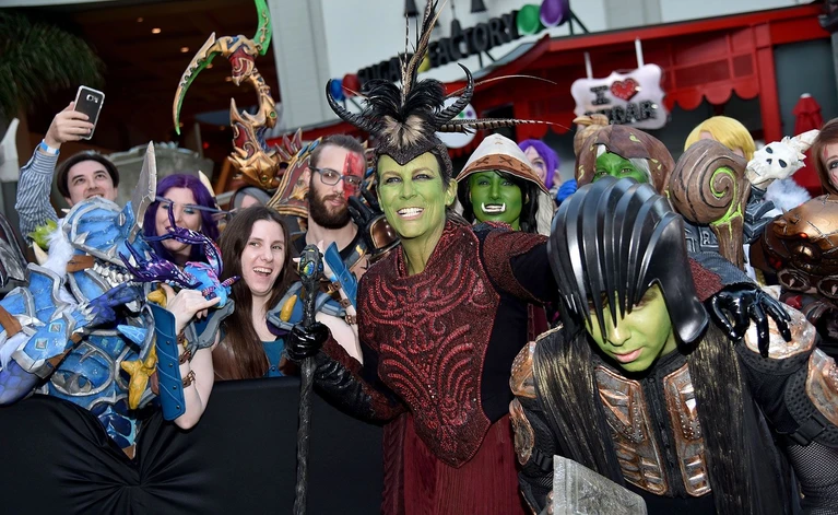 Jamie Lee Curtis in cosplay alla Premier di Warcraft  LInizio