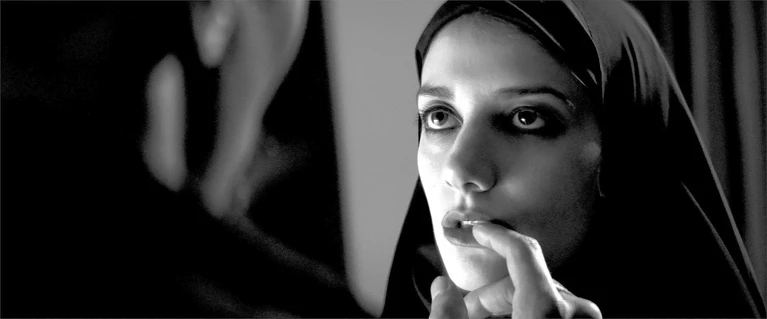 Una clip esclusiva per A girl walks home alone at night