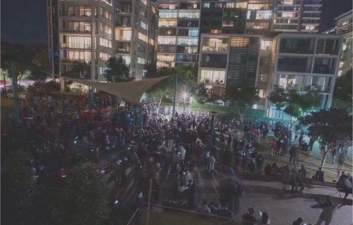 Presso il PokéStop a tarda notte i residenti rispondono a bombe dacqua