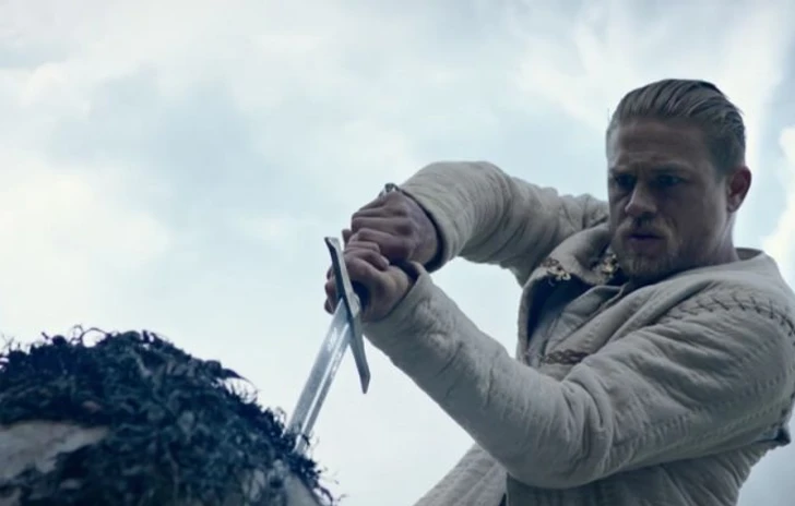 King Arthur si mostra in un nuovo trailer italiano