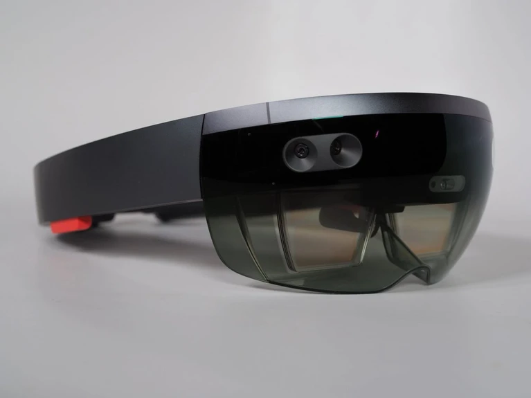 Hololens mostrato in tutte le angolazioni