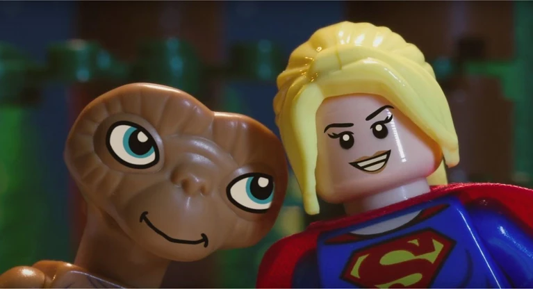 Supergirl presenta ET su LEGO Dimensions