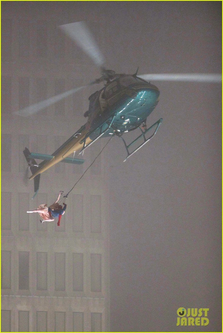 SpiderMan appeso ad un elicottero in queste foto dal set