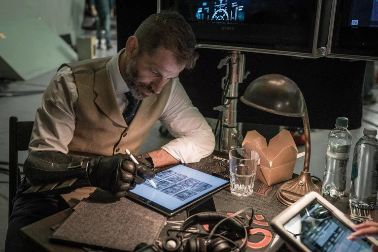 Zack Snyder disegna con indosso il guanto del Cavaliere Oscuro
