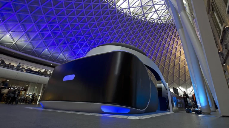 Un PlayStation VR GIGANTE alla Kings Cross Station di Londra