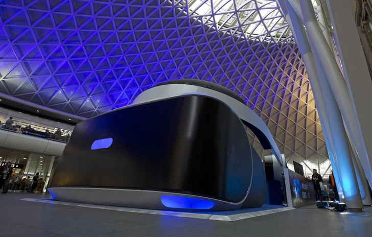 Un PlayStation VR GIGANTE alla Kings Cross Station di Londra