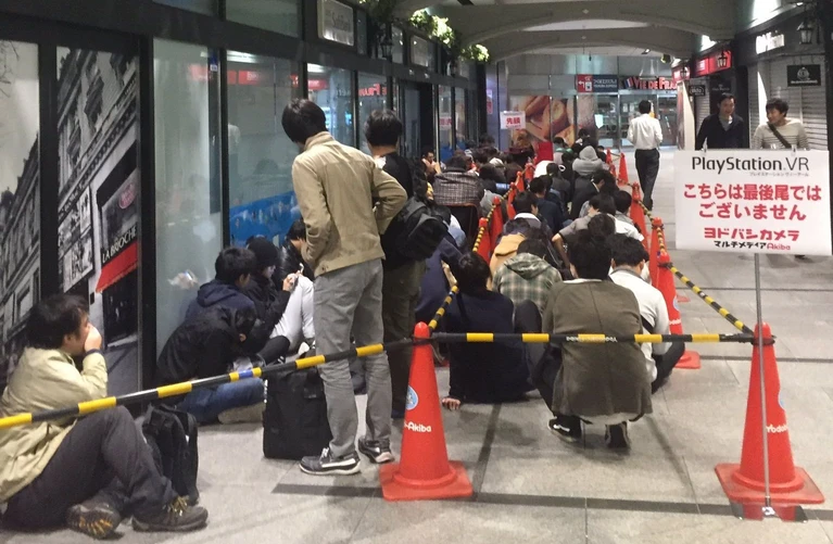 PS VR e i Giapponesi in fila davanti ai negozi