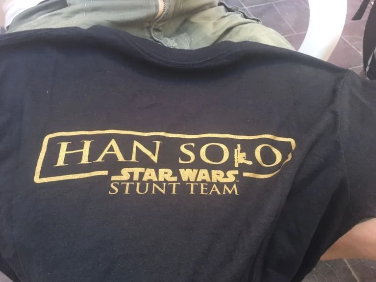 Il logo del film dedicato ad Han Solo svelato dalle tshirt della troupe