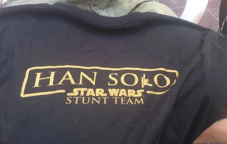 Il logo del film dedicato ad Han Solo svelato dalle tshirt della troupe