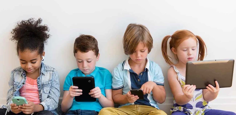 I bambini preferiscono gli smartphone a qualsiasi altro tipo di passatempo