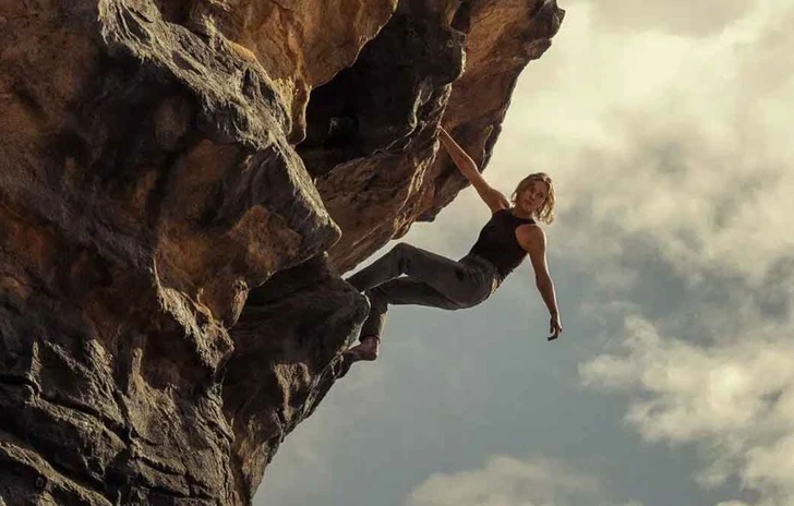 Apex Primi scatti di Charlize Theron nel nuovo survival thriller