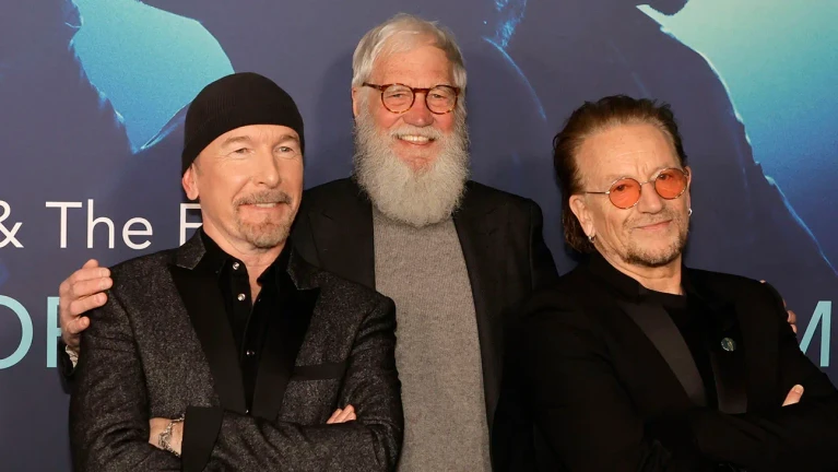 Bono & The Edge: A Sort of Homecoming arriva su Disney+: il documentario con David Letterman che racconta gli U2 e Dublino