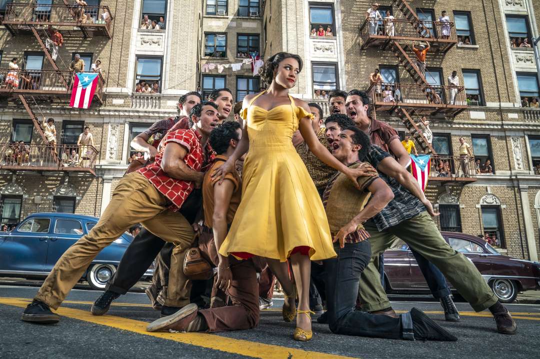 West Side Story, recensione: Spielberg dirige un adattamento più sporco, più polveroso, più vero