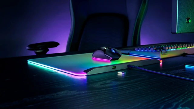 Razer Firefly V2 Pro  Primo mouse pad con retroilluminazione LED