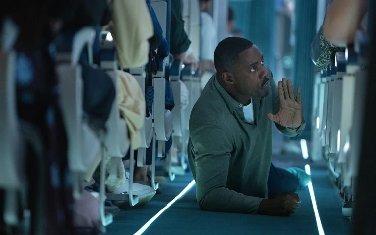 Hijack - Sette ore in alta quota: la serie Apple con Idris Elba non convince
