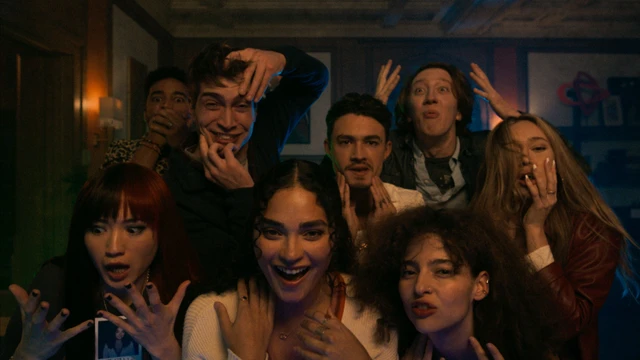 La recensione di Its Whats Inside il film di Netflix che riflette sullidentità