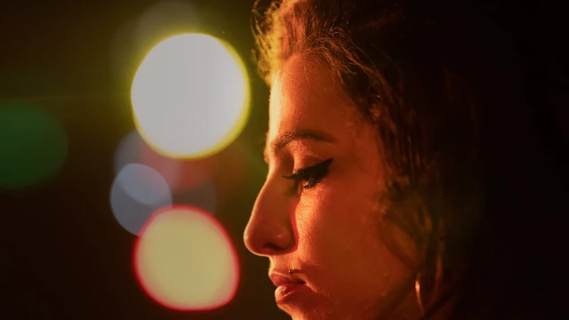 Back to black la recensione del film che racconta la vita e la carriera di Amy Winehouse