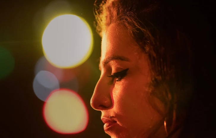 Back to black la recensione del film che racconta la vita e la carriera di Amy Winehouse